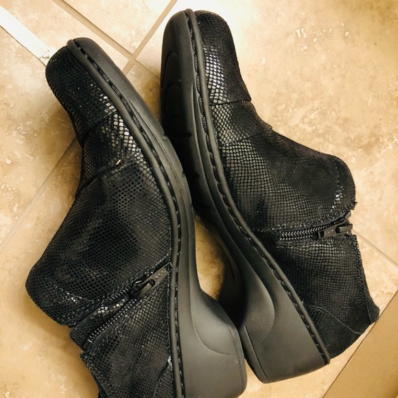 CLARKS! Black Snake skin Shoes. 8.0 - Picture 6 of 14